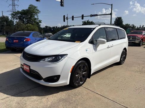 Used 2019 Chrysler Pacifica Touring-L w/ S Appearance Package FWD image 3