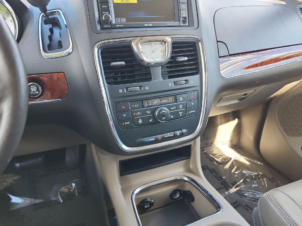 Used 2015 Chrysler Town & Country Touring-L w/ Driver Convenience Group FWD image 28