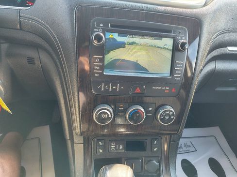Used 2017 Chevrolet Traverse LT w/ Style and Technology Package FWD image 26