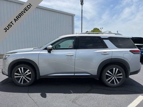 Used 2023 Nissan Pathfinder Platinum w/ Black Appearance Package AWD/4WD image 8