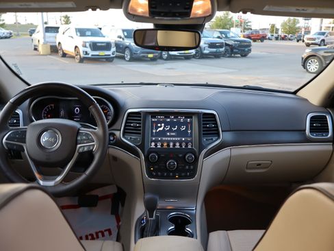 Used 2018 Jeep Grand Cherokee Overland AWD/4WD image 9