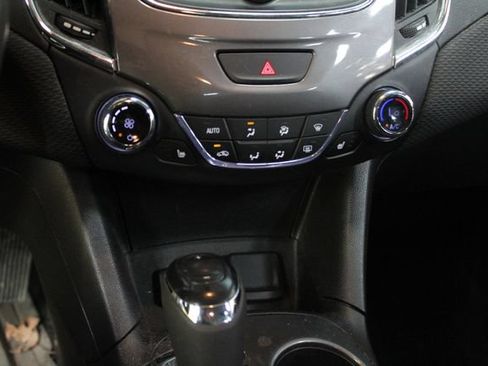 Used 2019 Chevrolet Cruze LT FWD image 18