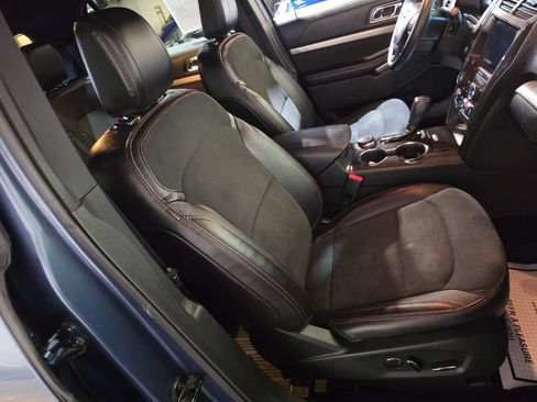 Used 2018 Ford Explorer XLT w/ Equipment Group 202A AWD/4WD image 25