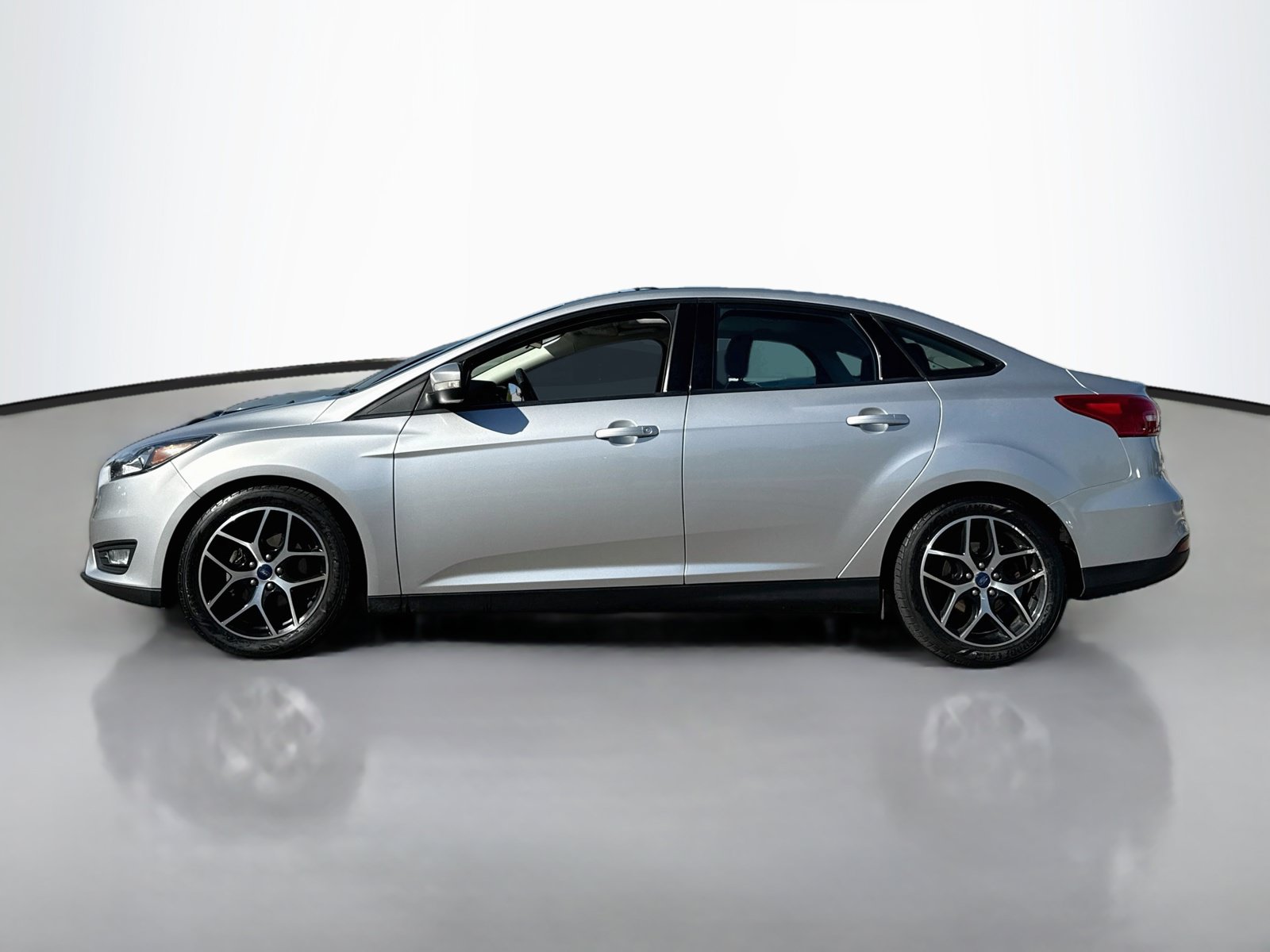 Used 2018 Ford Focus SEL w/ Cold Weather Package FWD image 4