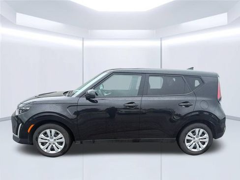 Used 2023 Kia Soul LX FWD image 3