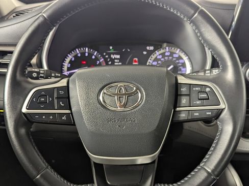 Used 2022 Toyota Highlander XLE image 16