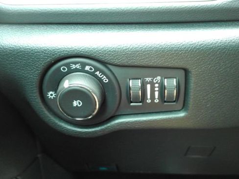 Used 2025 Chrysler Pacifica Select FWD image 41