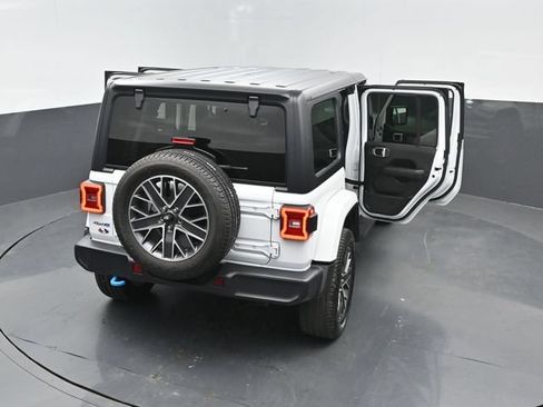 Used 2023 Jeep Wrangler Unlimited Sahara w/ Cold Weather Group AWD/4WD image 24