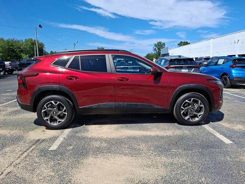 Used 2024 Chevrolet Trax LT w/ Driver Confidence Package FWD image 7