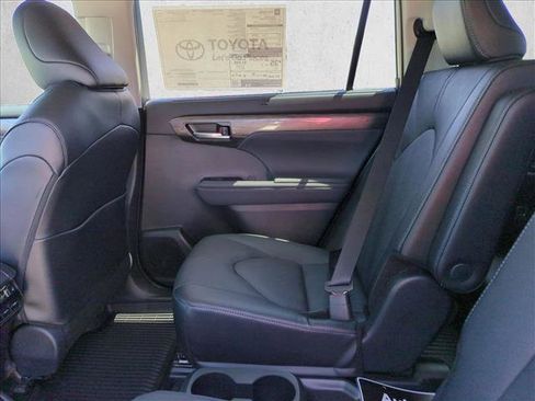 New 2026 Toyota Highlander Platinum AWD/4WD image 15