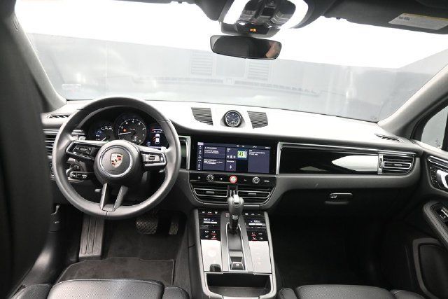 Used 2025 Porsche Macan AWD/4WD image 39