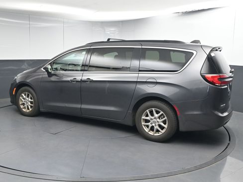 Used 2022 Chrysler Pacifica Touring-L image 6