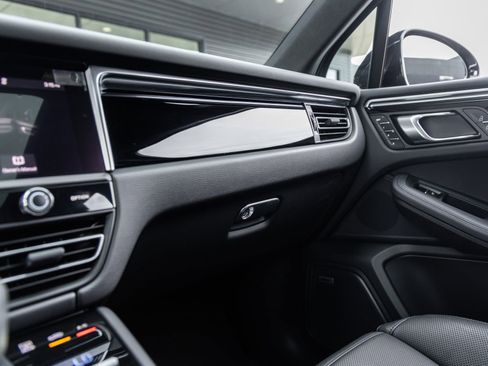 Certified 2022 Porsche Macan S AWD/4WD image 33