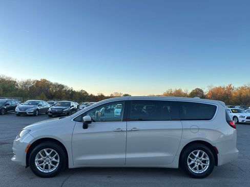 Used 2017 Chrysler Pacifica Touring image 1