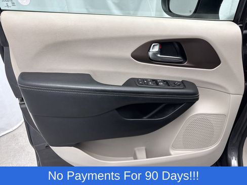 Used 2022 Chrysler Voyager LX FWD image 9