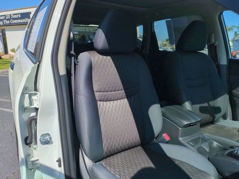 Used 2017 Nissan Rogue SV FWD image 31