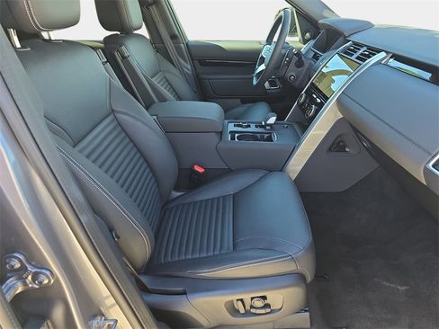 Used 2025 Land Rover Discovery S image 10