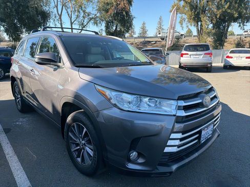 Used 2017 Toyota Highlander AWD V6 image 2