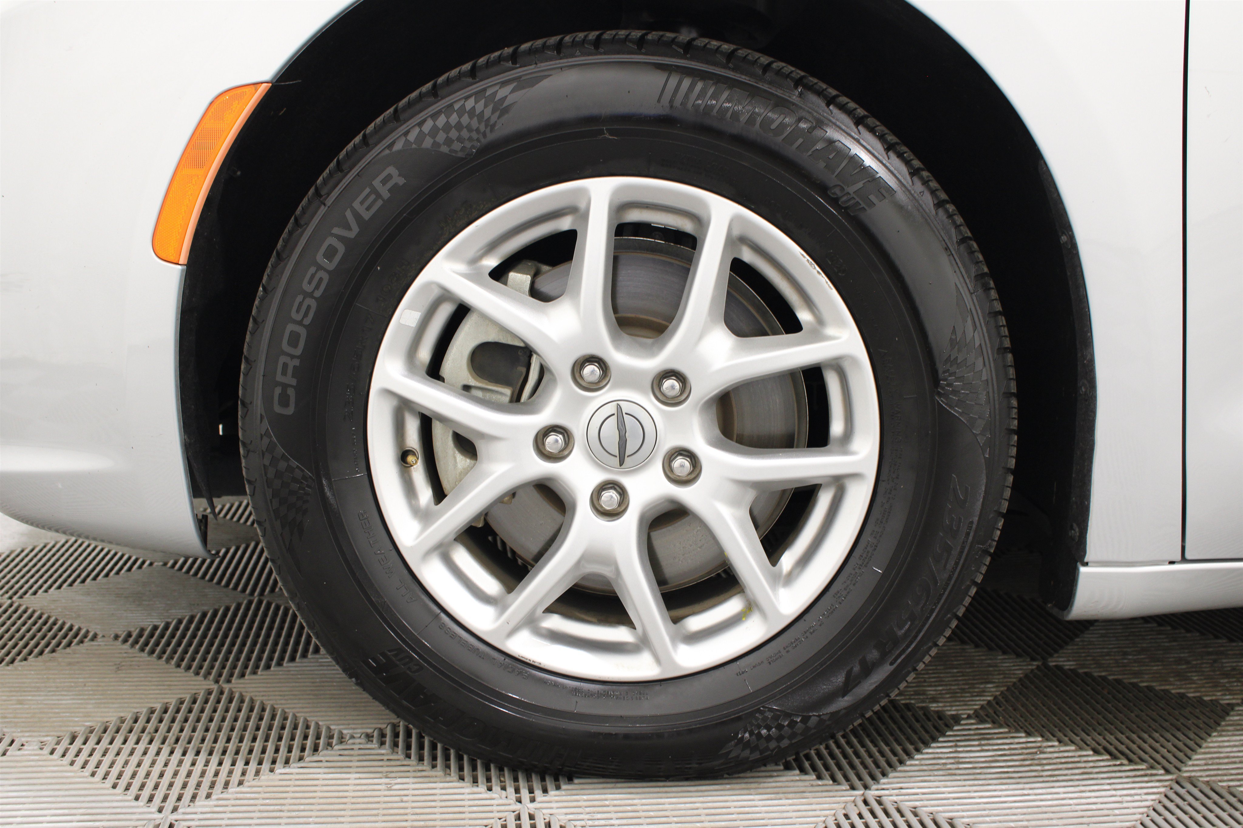 Used 2023 Chrysler Pacifica Touring-L FWD image 37