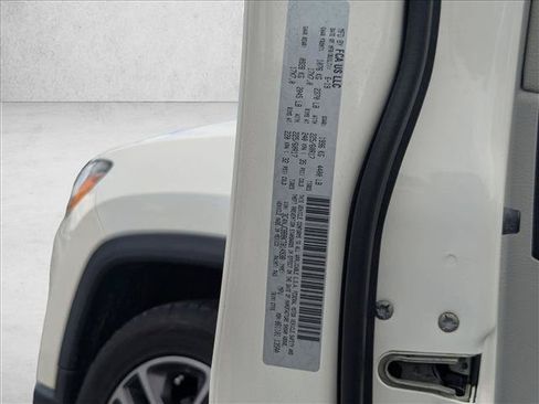 Used 2019 Jeep Compass Latitude FWD image 15