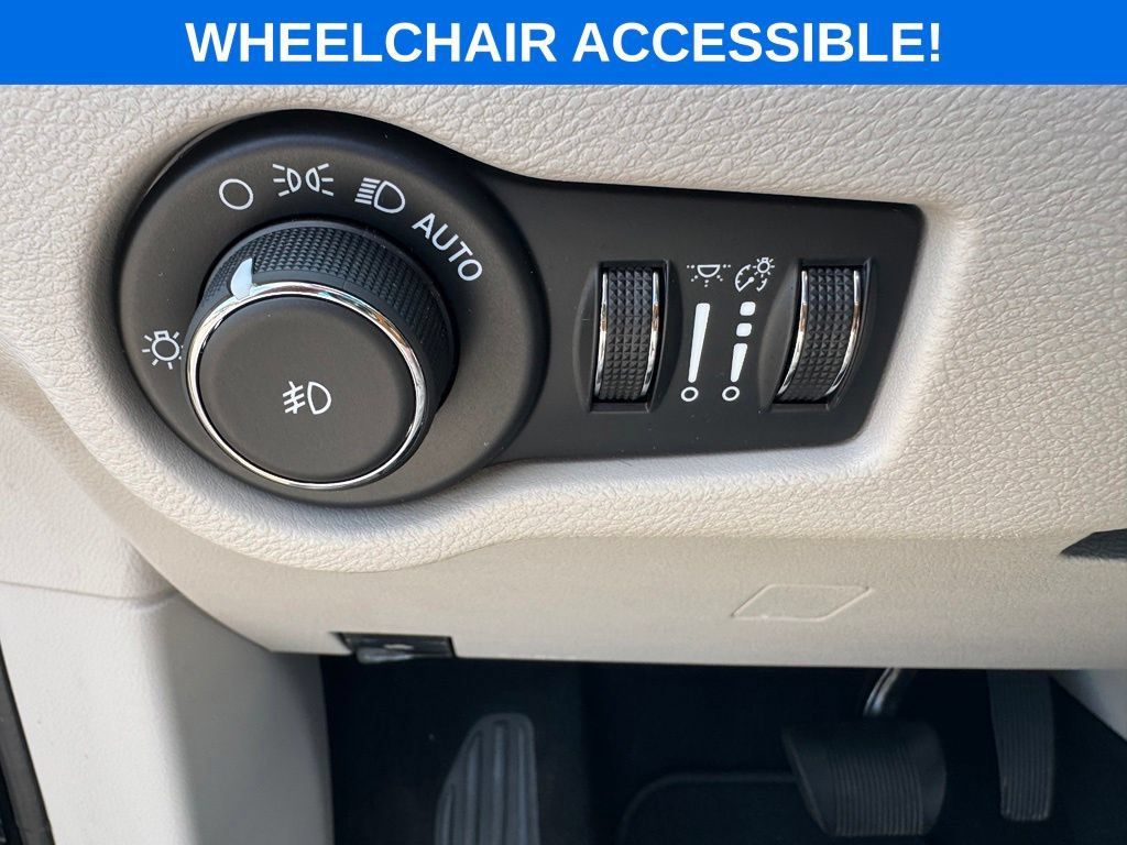Used 2020 Chrysler Pacifica Touring-L FWD image 30