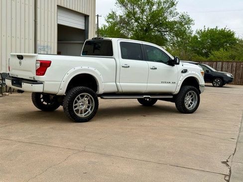 Used 2017 Nissan Titan SV image 4