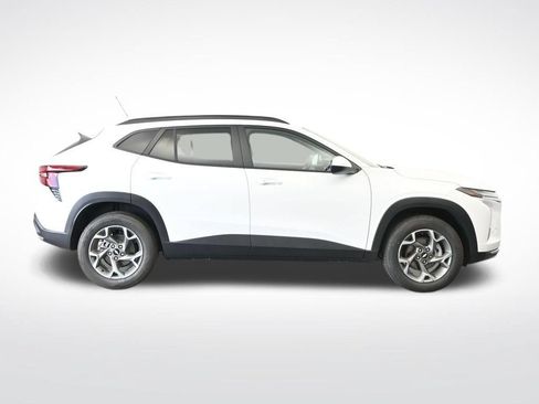 Used 2025 Chevrolet Trax LT w/ LT Convenience Package FWD image 4