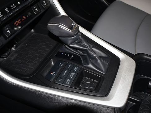 Used 2022 Toyota RAV4 XLE Premium image 33