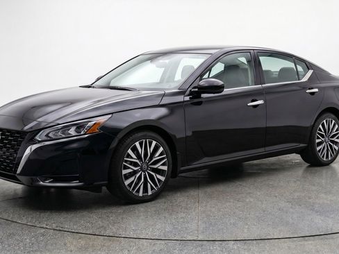 Used 2025 Nissan Altima 2.5 SV FWD image 3