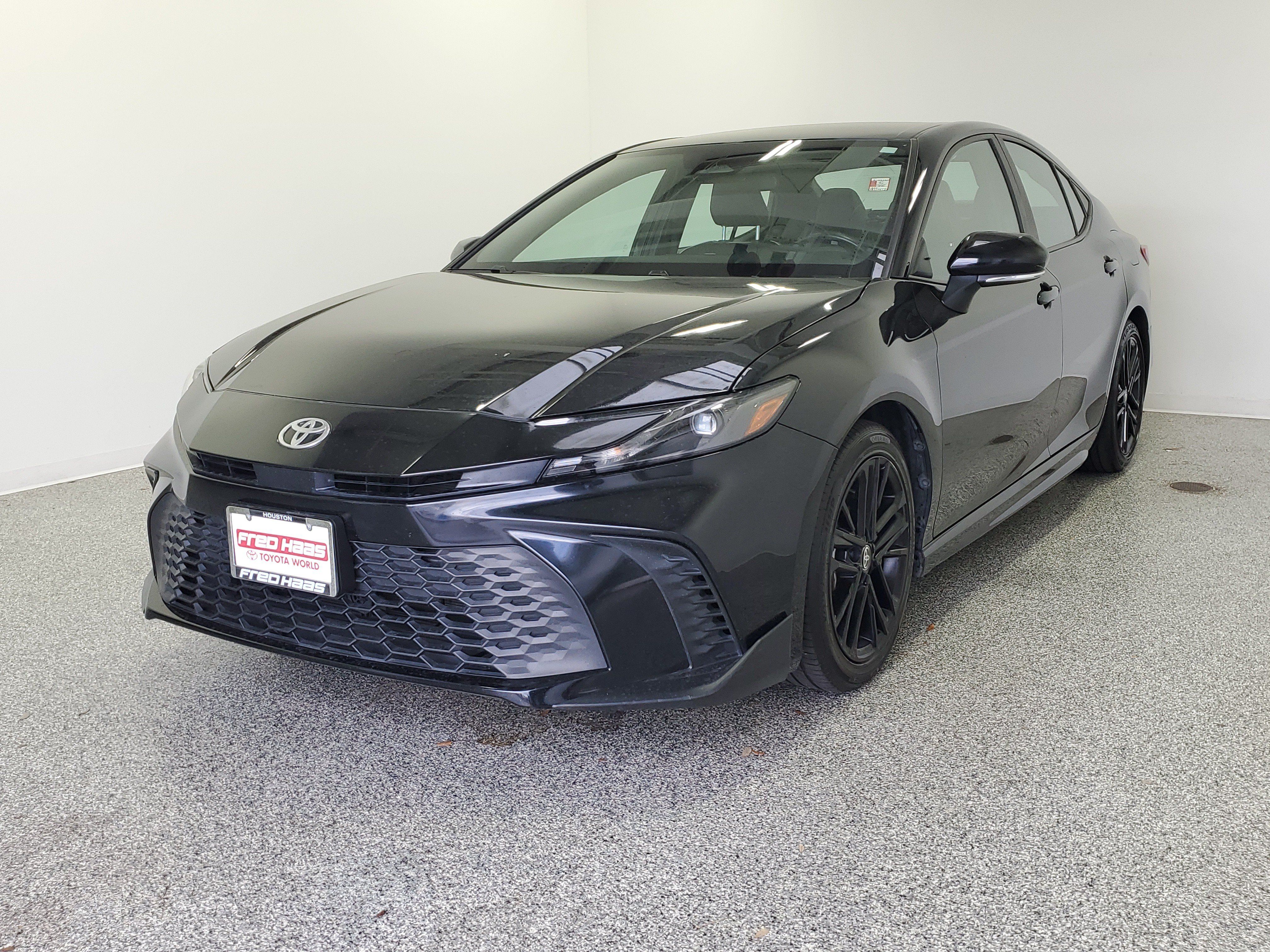 Used 2025 Toyota Camry SE FWD image 2