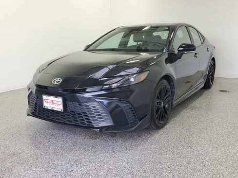 Used 2025 Toyota Camry SE FWD image 2