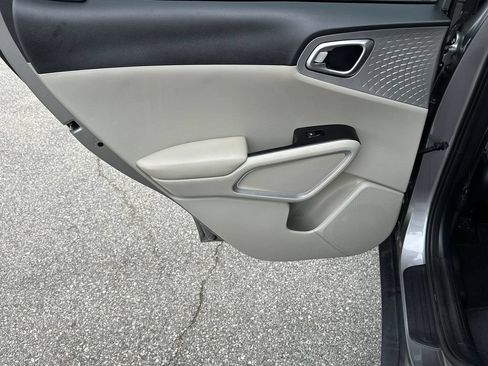 Used 2025 Kia Soul LX w/ LX Technology Package FWD image 21