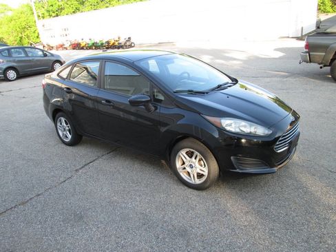 Used 2017 Ford Fiesta SE image 4