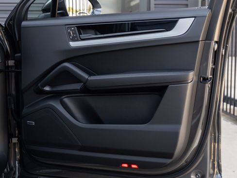 Certified 2026 Porsche Cayenne Coupe image 42