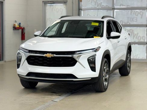 Used 2025 Chevrolet Trax LT w/ LT Convenience Package FWD image 3