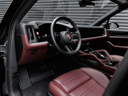 Certified 2025 Porsche Cayenne E-Hybrid AWD/4WD image 4