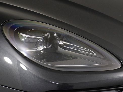 Certified 2025 Porsche Macan AWD/4WD image 28