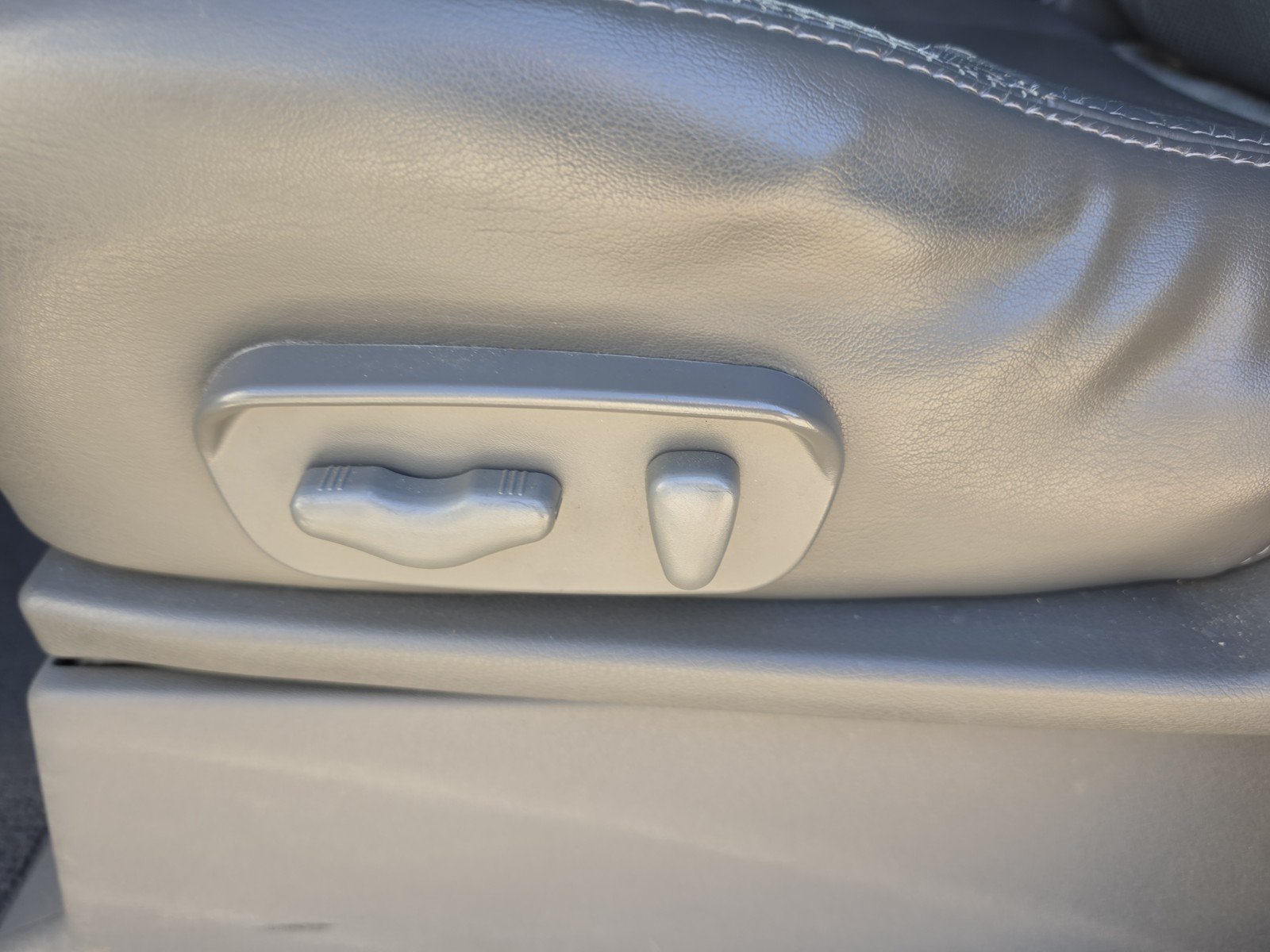 Used 2011 Nissan Frontier SL RWD image 10
