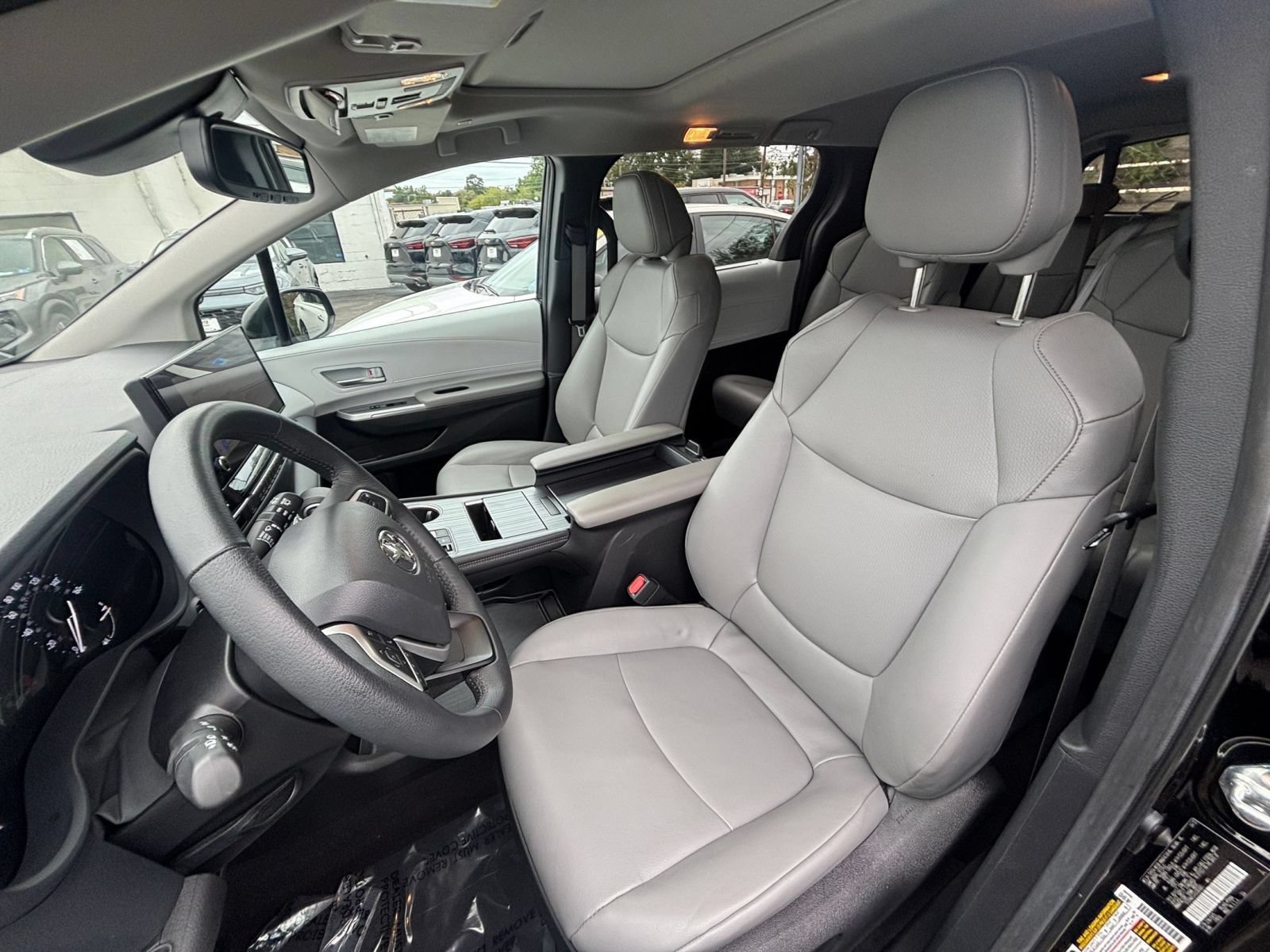 Used 2025 Toyota Sienna XLE FWD image 39