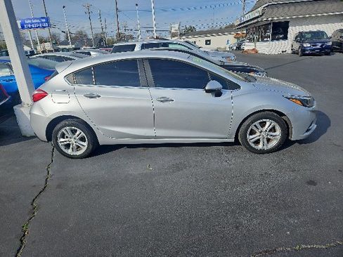 Used 2018 Chevrolet Cruze LT image 2