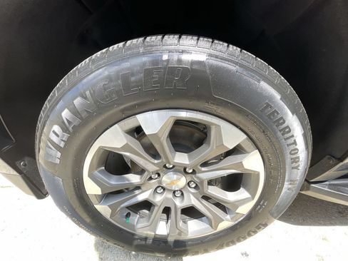 Certified 2025 Chevrolet Suburban LT RWD image 33