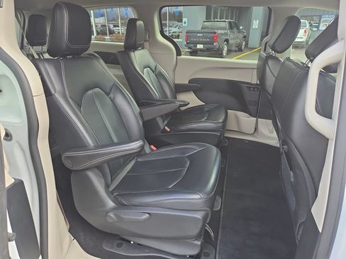 Used 2023 Chrysler Pacifica Touring-L FWD image 17