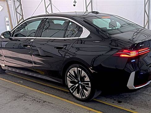 Used 2025 BMW 530i xDrive w/ Premium Package image 11