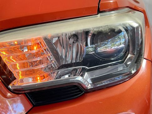 Used 2017 Toyota Tacoma SR5 AWD/4WD image 12