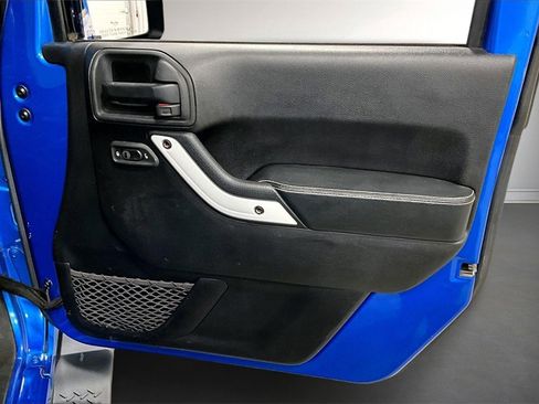 Used 2014 Jeep Wrangler Unlimited Sahara image 27