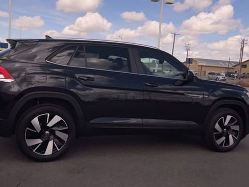 Used 2025 Volkswagen Atlas Cross Sport SE AWD/4WD image 2
