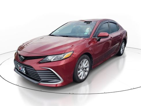 Used 2021 Toyota Camry LE FWD image 3