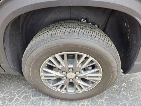 Used 2025 Chevrolet Traverse LT image 7