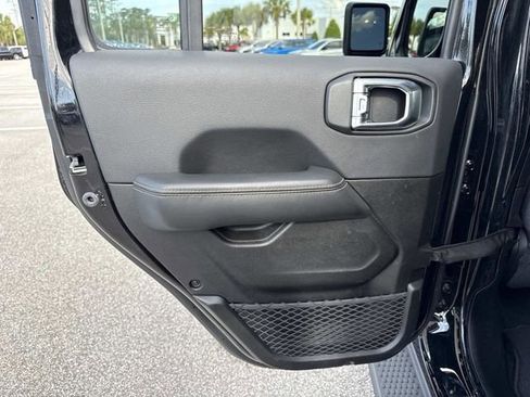 Used 2025 Jeep Wrangler Unlimited Sahara image 9