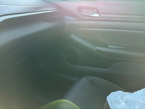 Used 2024 Nissan Altima 2.5 SV image 18